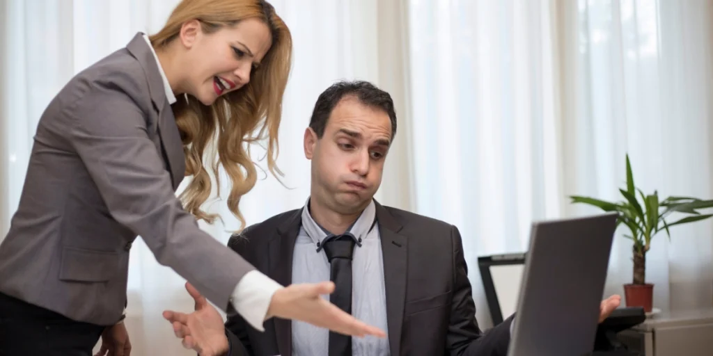 Bilgisayara karşı pişmanlık duyan adam ve sinirlenen kadın